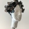 sculpture femme aux cheveux brillants noir bleu