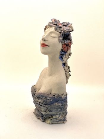 femme aux fleurs sculpture argile lyon