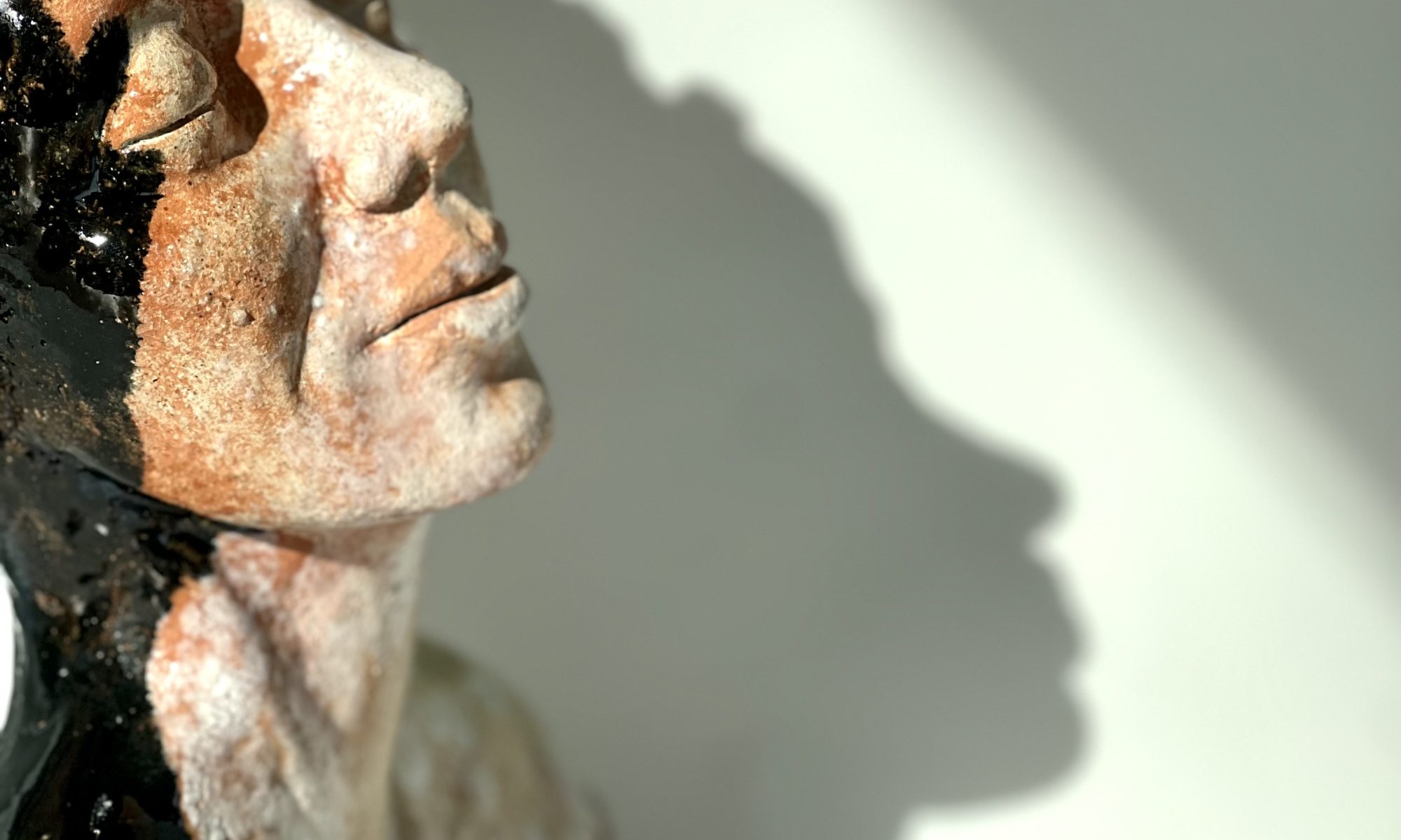 visage terre cuite et émaux pièce unique sculptrice lyon clairemichelini